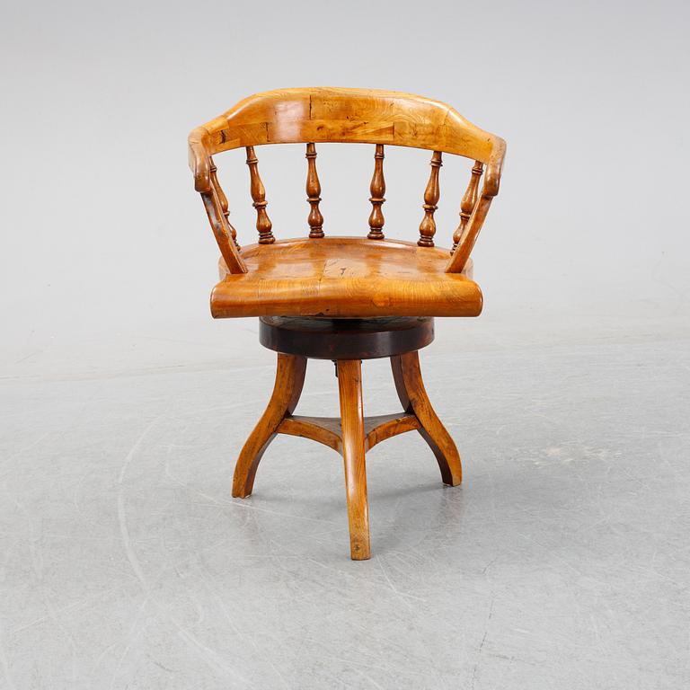 A swivel office chair, end of the 19th Century.