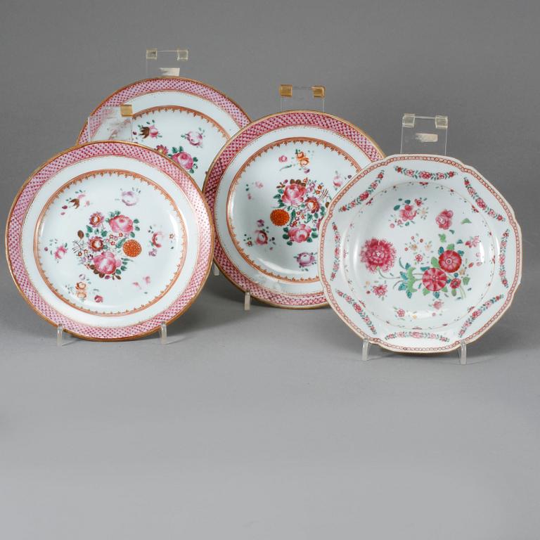 ASSIETTER, 3 st samt BÄRTALLRIK, porslin, Kina, Qianlong, 1736-1795.