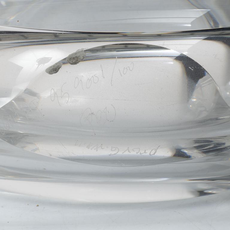 Göran Wärff, A vase / sculpture in clear glass. Signed.