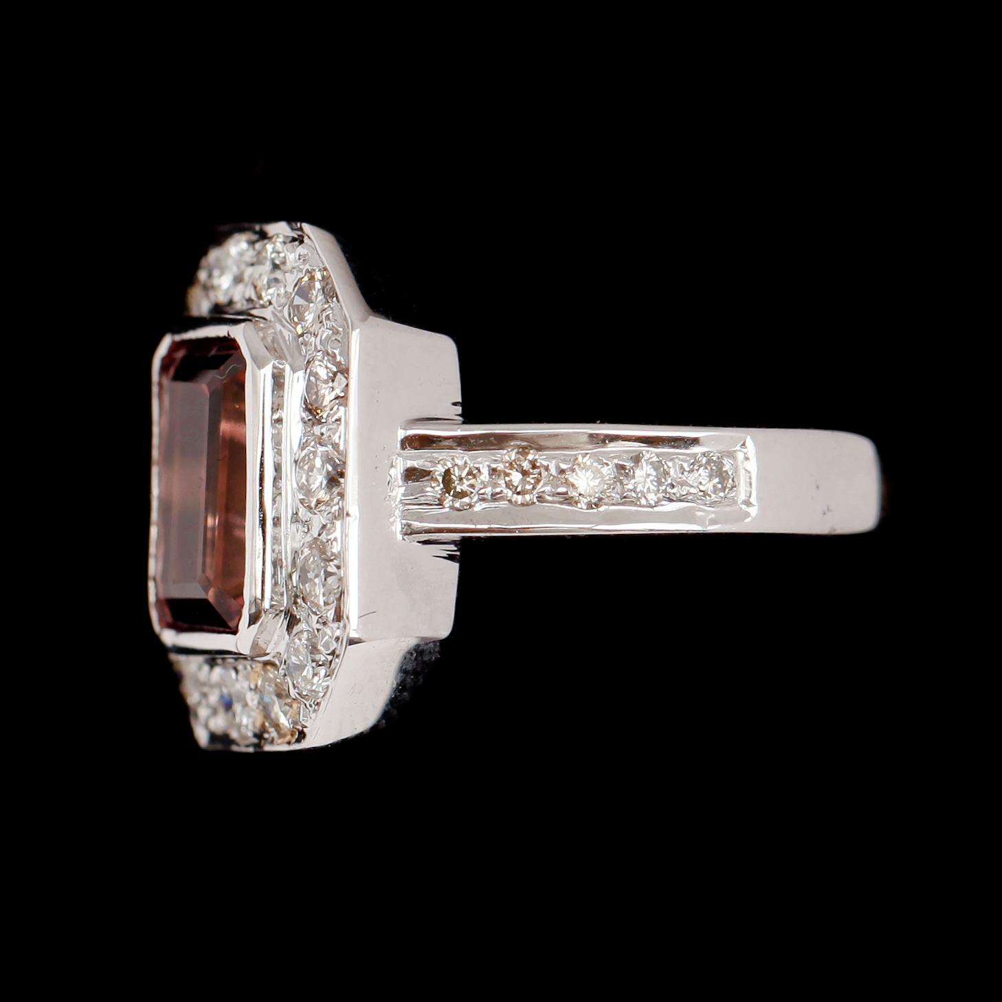 RING, 18 k vitguld, rosa turmalin ca 4,0 ct, briljantslipade diamanter ca 1,0 ct.