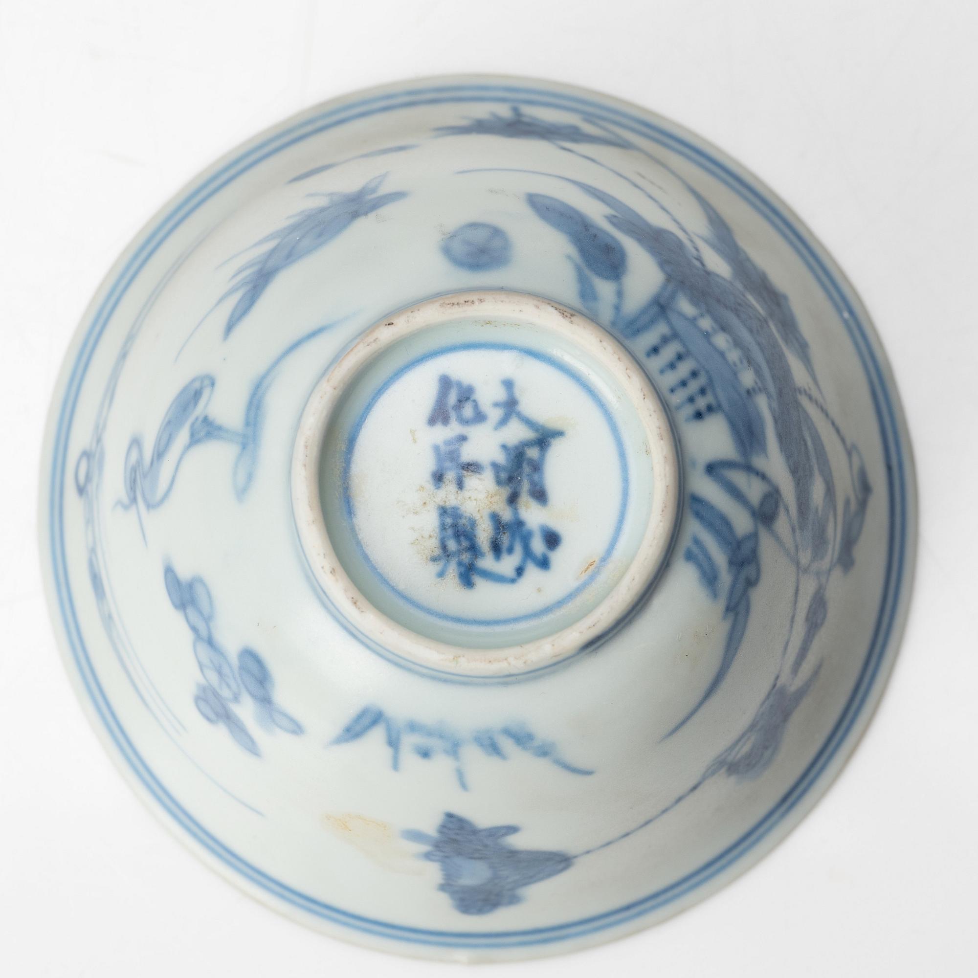 A pair of blue and white cups, Ming dynasty (1368-1644).