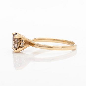 Ring, 14K guld, med briljantslipade diamanter. Med IGI report.