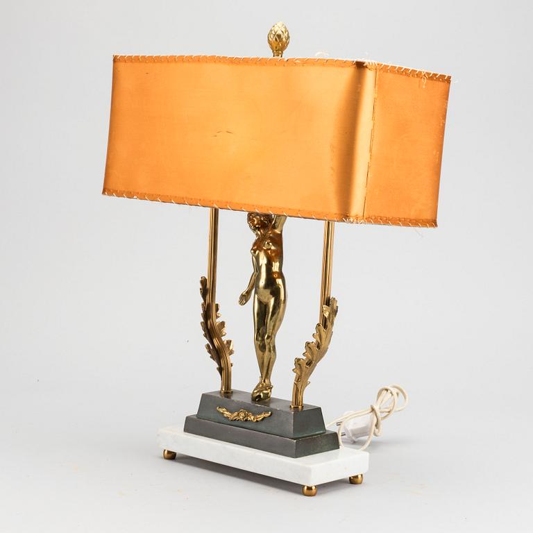 A MID 20TH CENTURY TABLE LAMP.
