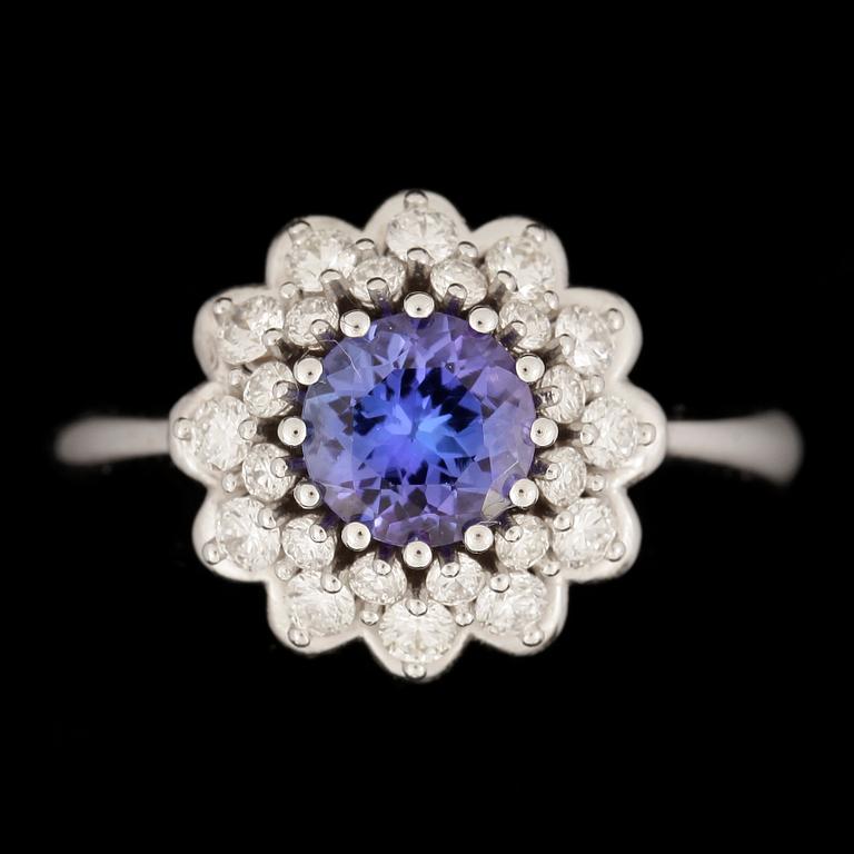RING, 18k vitguld med tanzanit ca 0,95ct samt briljantslipade diamater tot ca 0,56ct. Vikt ca 5,81 gram.