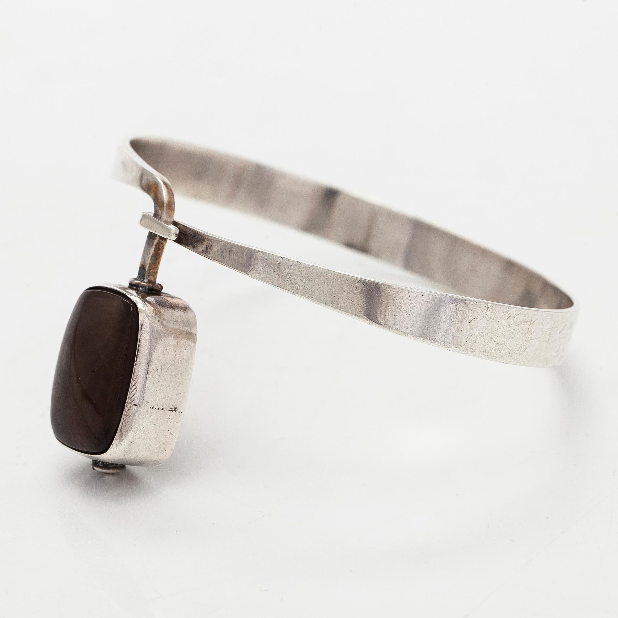 Armring, rökkvarts, silver, Veikko Reinikka, Kalevala Koru, Helsingfors 1960.