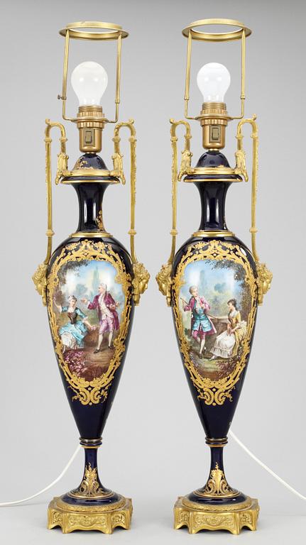 BORDSLAMPOR, ett par, porslin o förg brons. Sèvres-liknande märke. Louis XVI-stil. Målarsign. H.Bituvin.