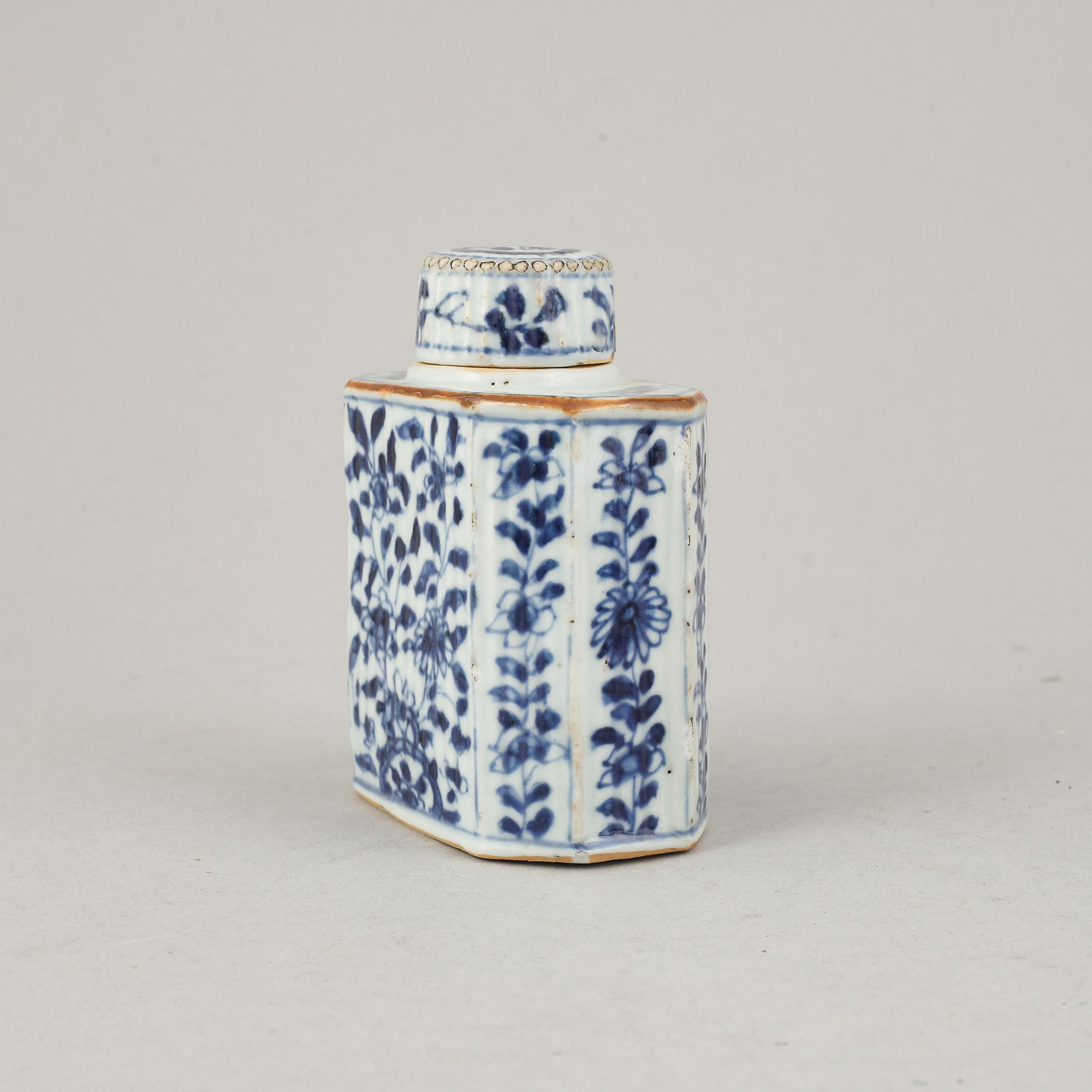 A chinese porcelain tea caddy, Kangxi (1662-1722).