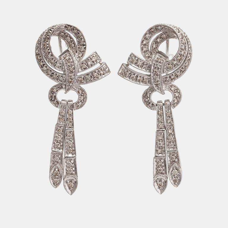 A pair of 14K white gold earrings with diamonds ca. 0.85 ct in total.