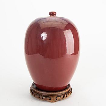Urna med lock, porslin. Qingdynastin, omkring 1900.