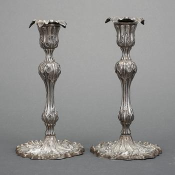 LJUSSTAKAR, ett par, silver, nyrokoko. Gustaf Möllenborg-Féron, Stockholm, 1855. Vikt ca 577 gram.