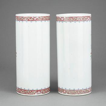 PENSELVASER, ett par, porslin, Kina 1900-tal.