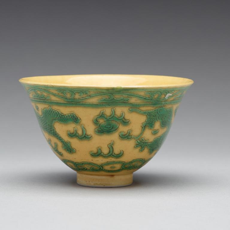 A yellow ground 'dragon' bowl, Qing dynasty, with Kangxis six character mark.