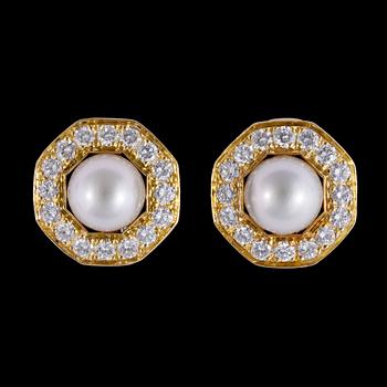 1135. A pair of brilliant cut diamond and cultured pearl earrings, tot. app. 1 ct.