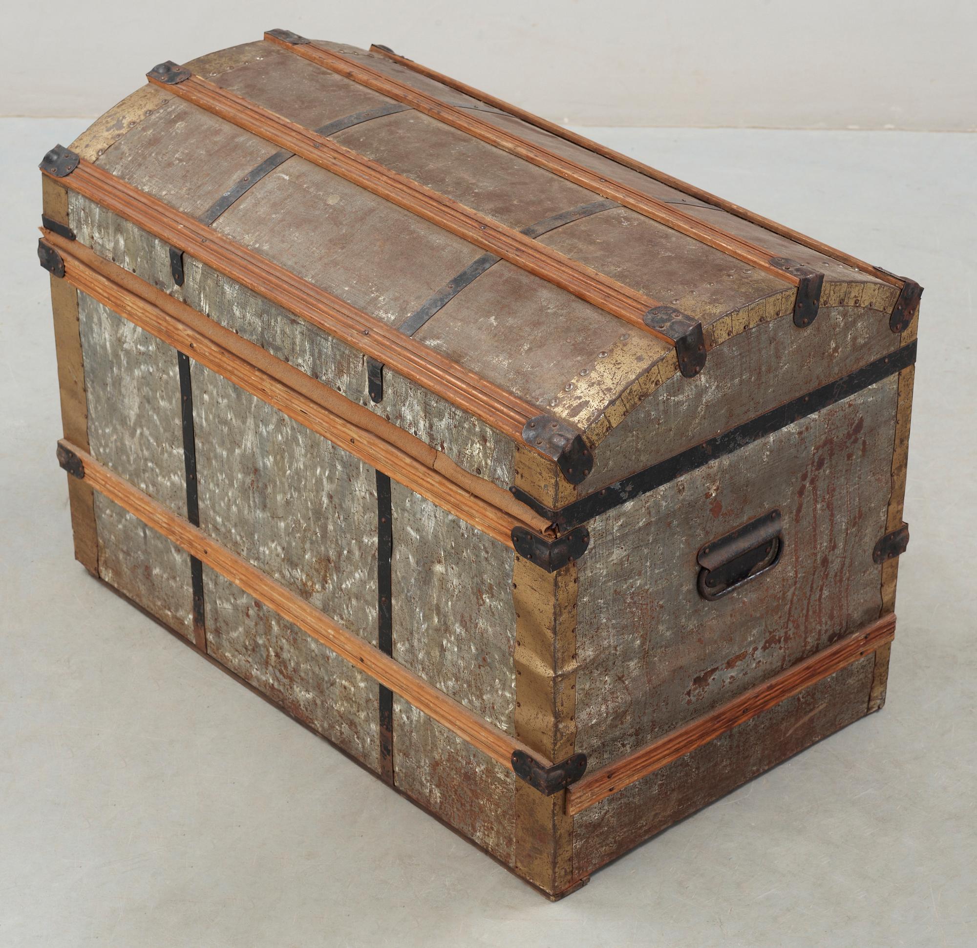 KOFFERT, omkring sekelskiftet 1800/1900-tal.