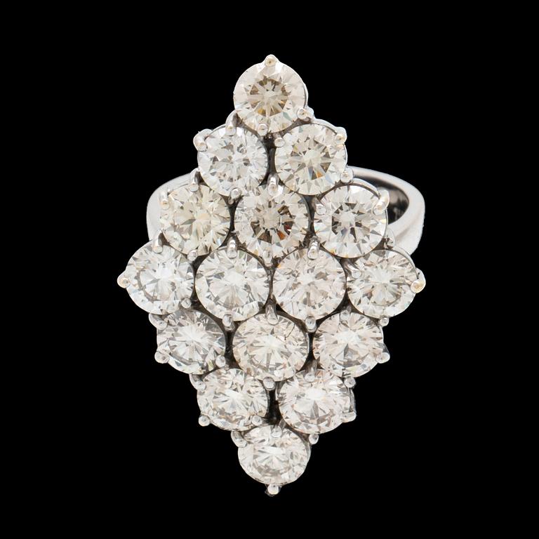Ring 18K vitguld med runda briljantslipade diamanter.