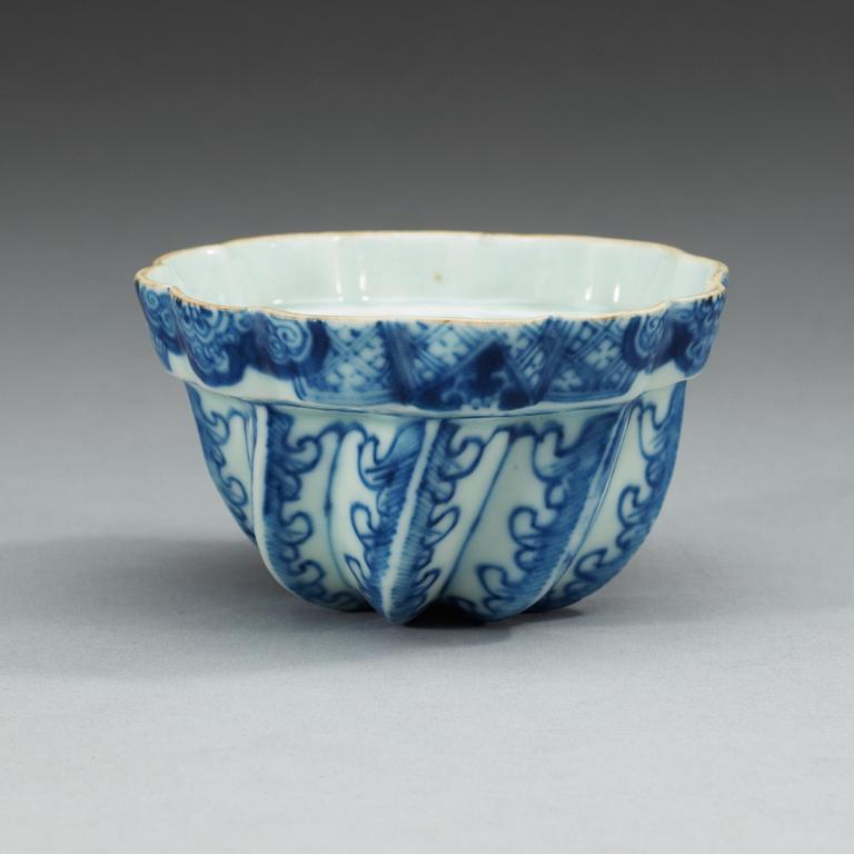 A blue and white dessert mould, Qing dynasty, Qianlong (1736-95).