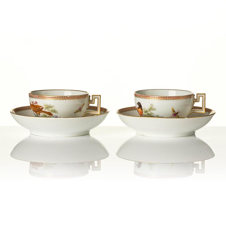 A pair of ornitological Meissen cups with saucers, period of Marcolini (1774-1814).
