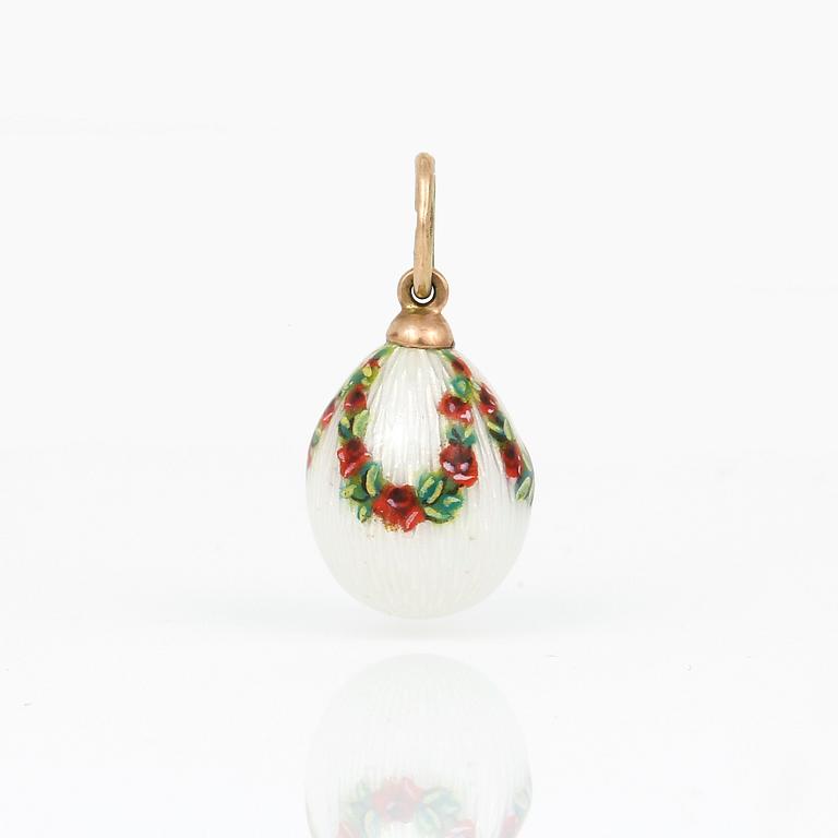 HÄNGE, silver samt 14K guld, emaljerat ägg, Ryssland. Total vikt ca 6,02 g.