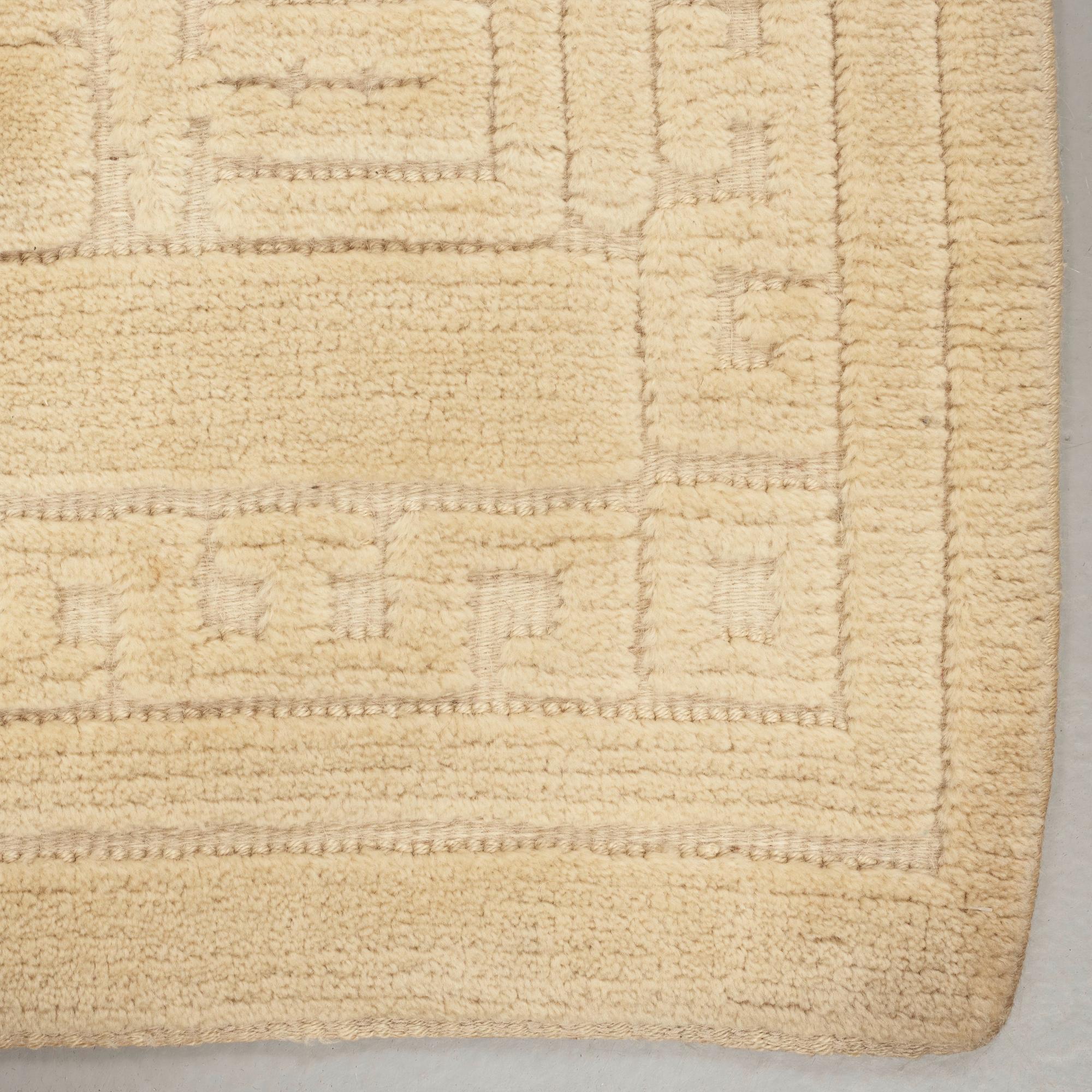 CARPET. Knotted pile in relief. 250,5 x 197 cm. Signed AGDA ÖSTERBERG at the back.
