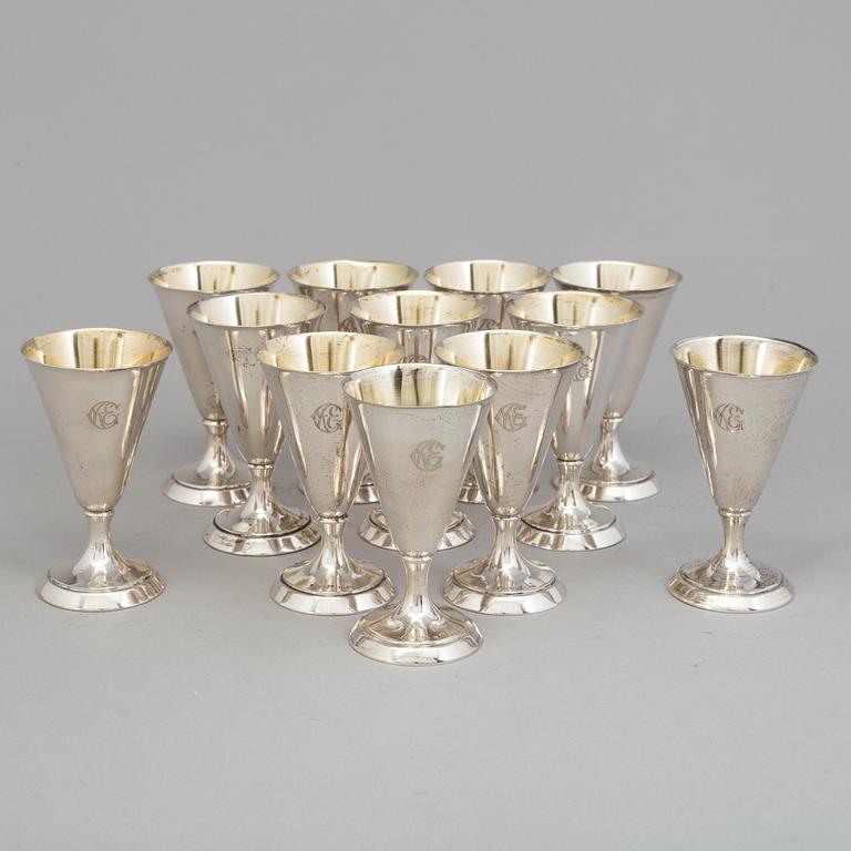 SNAPSGLAS, 12 st, silver, otydlig mästarstämpel, Stockholm, bland annat 1936, Vikt 175 gram.