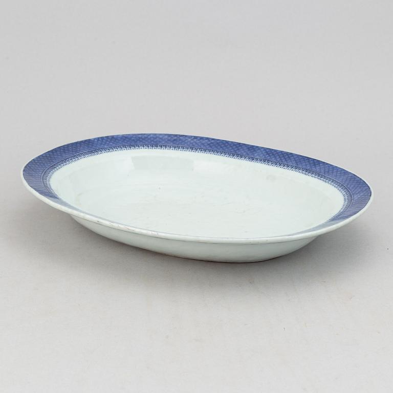 A blue and white tureen with cover and stand, Qing dynasty, 19th Century.