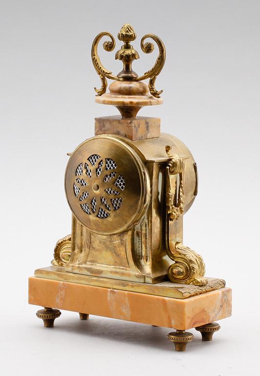 BORDSPENDYL, förgylld mässing och marmor, Frankrike, 1900-talets första hälft.