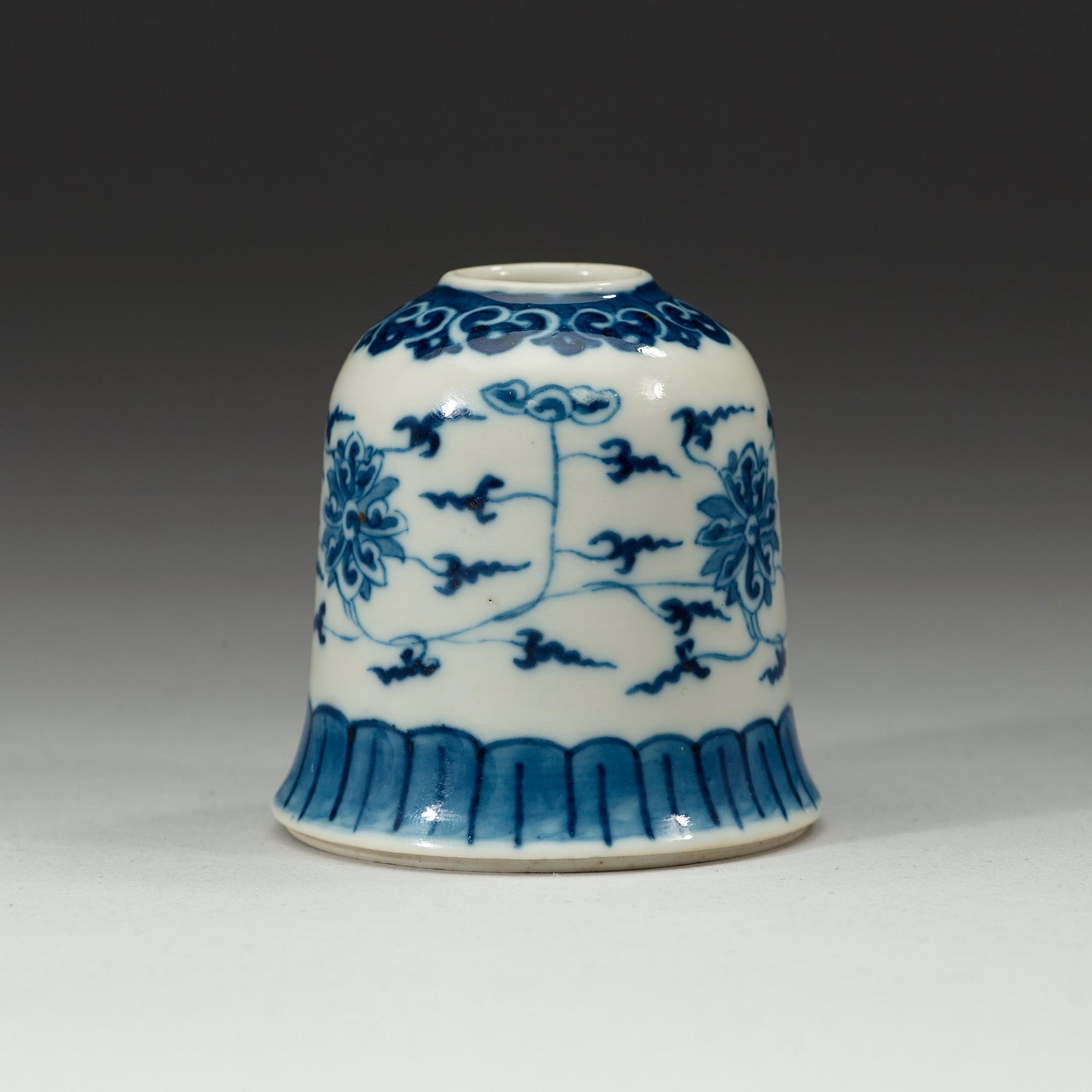 PENSELBAD, porslin, Qingdynastin 1800-tal. Med Qianlongs sex karaktärers märke.
