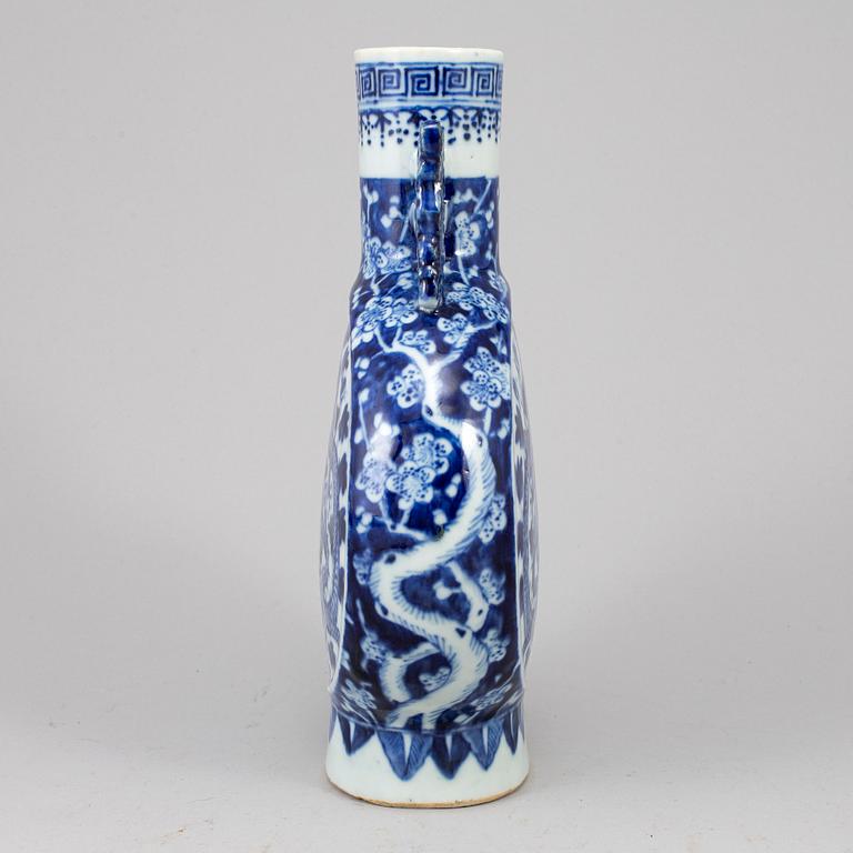 A blue and white moon flask, Qing dynasty, late 19th century.