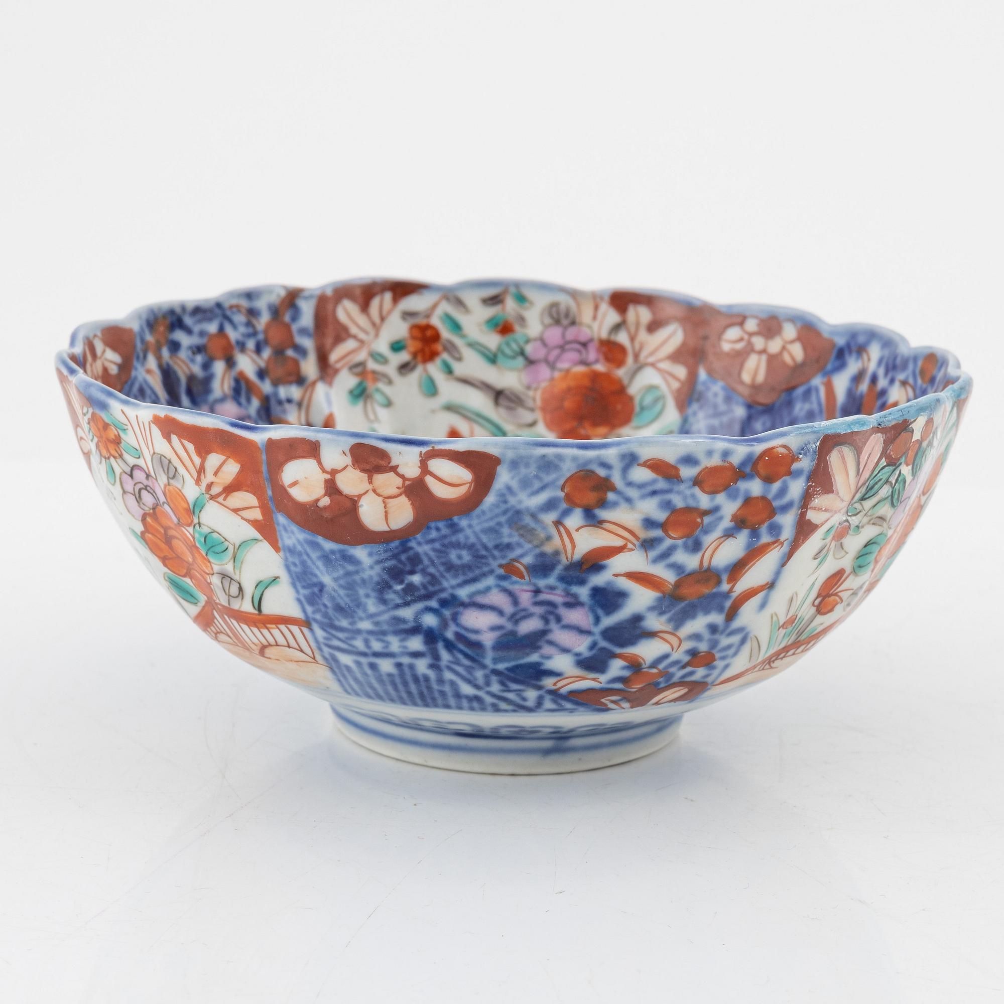 Seven pieces of Japanese Imari porcelain, around 1900 and early 20th century.