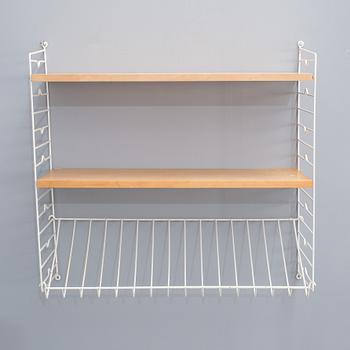 VÄGGHYLLA MED TIDNINGSSTÄLL, etikettsmärkt; String, Nisse Strinning.