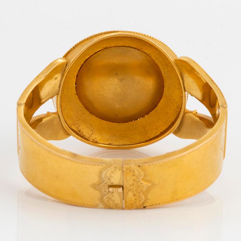 Armband 18K guld med en cabochonslipad ametist, 1800-tal.