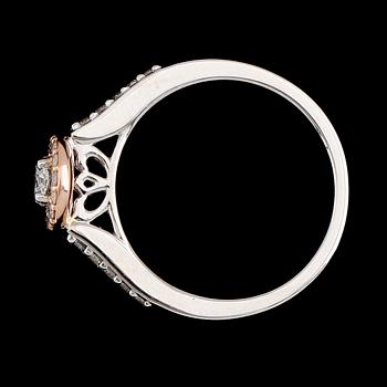 RING, 14K vitguld/roséguld, diamanter tot ca 0.50 ct.