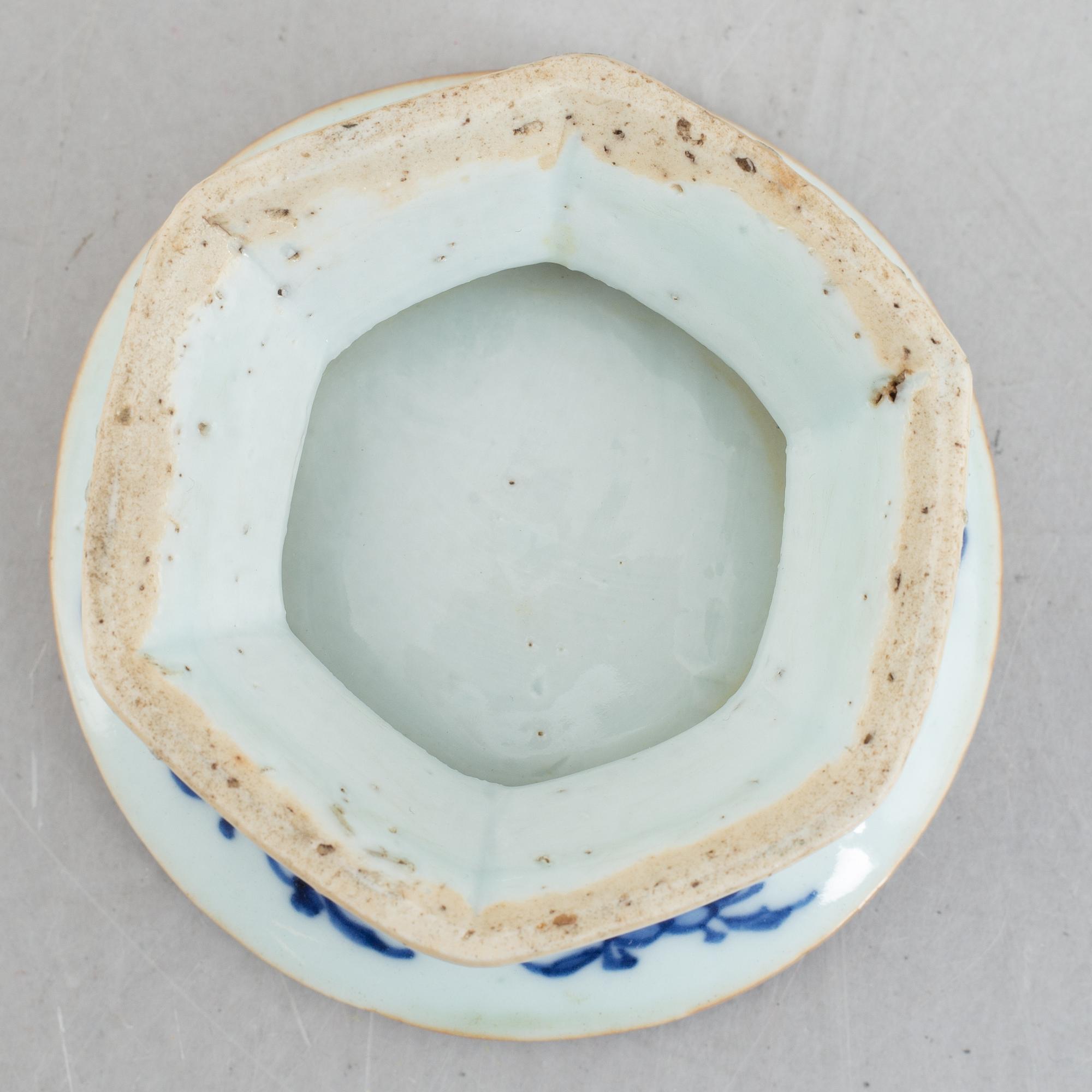 Four blue and white pieces of export porcelain, China, Qianlong (1736-95).
