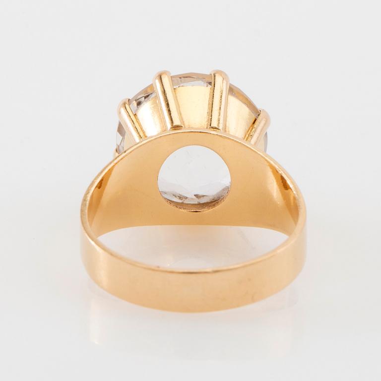 Ring and necklace in 18K gold with faceted rock crystal and synthetic spinel.