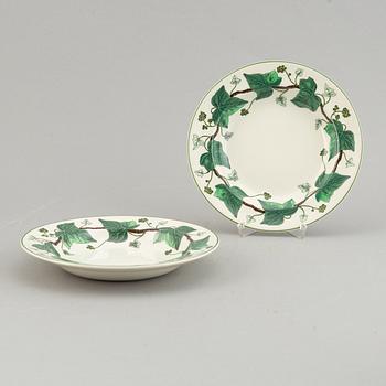 A part 'Napoelon Ivy' dinner and coffee service, Wedgwood, England, second half of the 20th century (53 pieces).