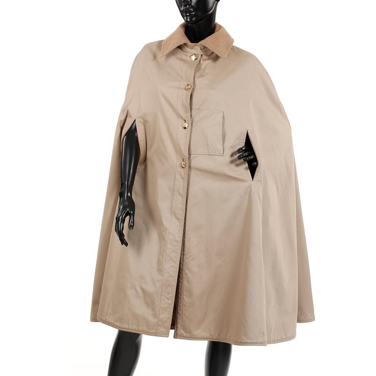 CÉLINE, a beige reversible cape.