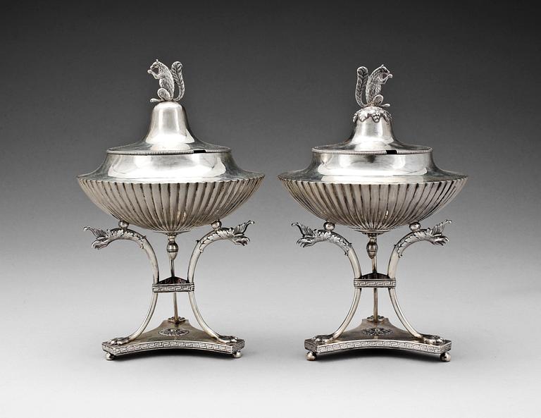 SOCKERSKÅLAR PÅ FOT, ett par, silver, empire, Adolf Zethelius, Stockholm 1815 resp 1816. Totalvikt ca 980 gram.