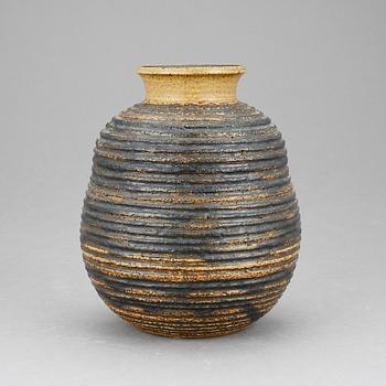 VAS, chamotterat stengods. Britt-Louise Sundell, Gustavsberg studio, 1960-tal.