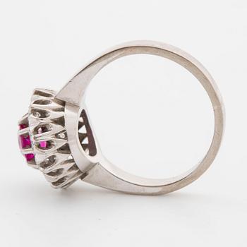 Ring with brilliant-cut diamonds ca 0.56 cts and faceted ruby.