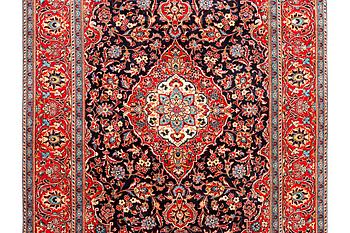 A Kashan carpet, a. 300 x 195 cm.