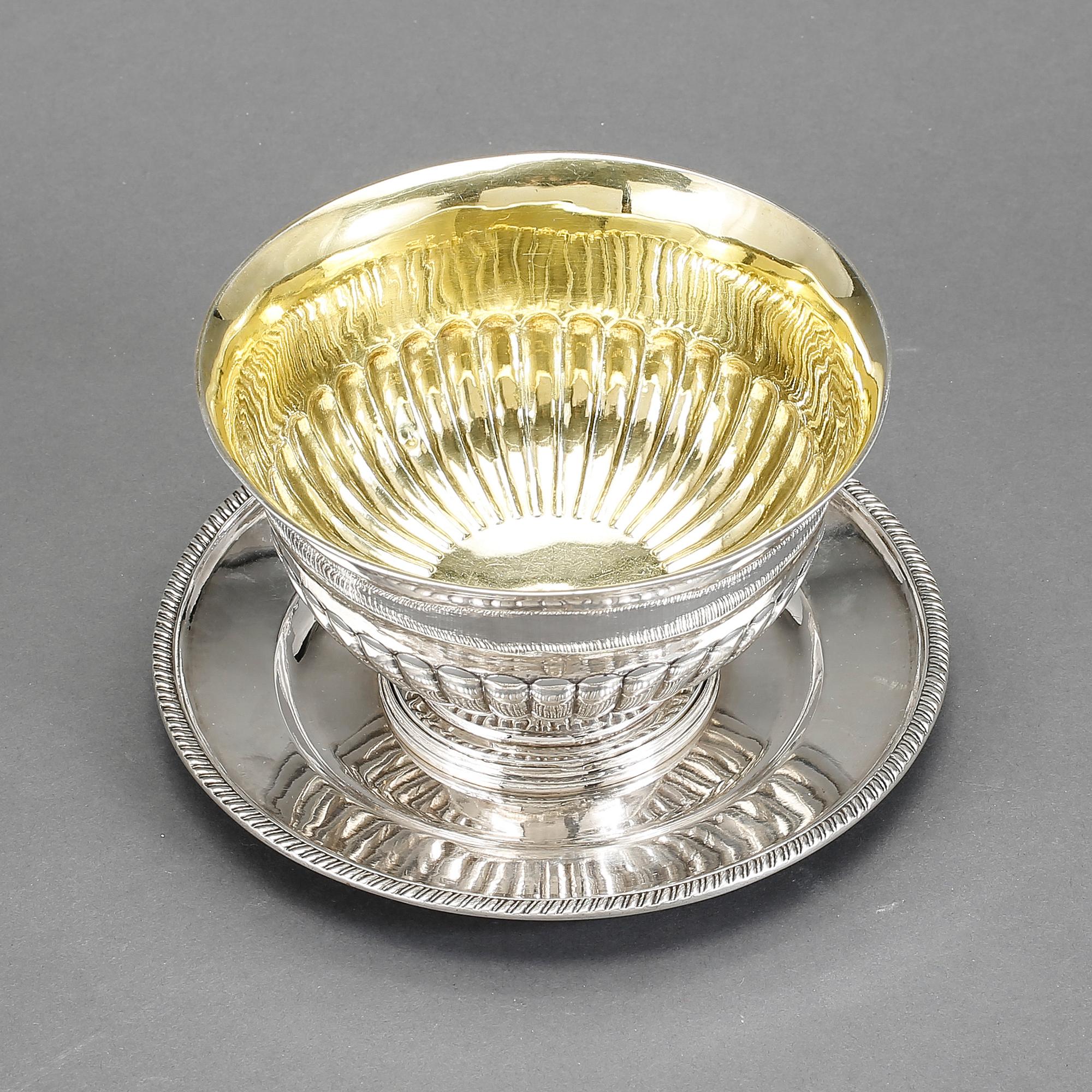 SÅSSKÅL PÅ FAT, silver, Johan Petter Grönvall, Stockholm 1828. Ca 527 gram.