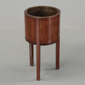 CHAMPAGNEKYLARE / YTTERFODER, engelsk stil, 1900-talets första hälft.