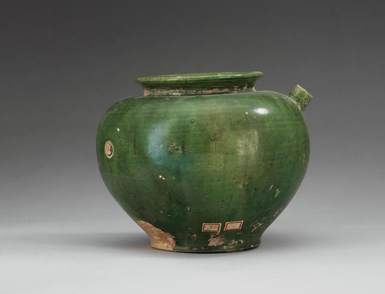 A green glazed potted jar, Tang dynasty.