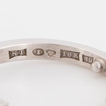 RING, trestensring 18K vitguld med briljant ca 1,55 ct samt 2 briljanter totalt ca 0,90 ct. K. Torndals.