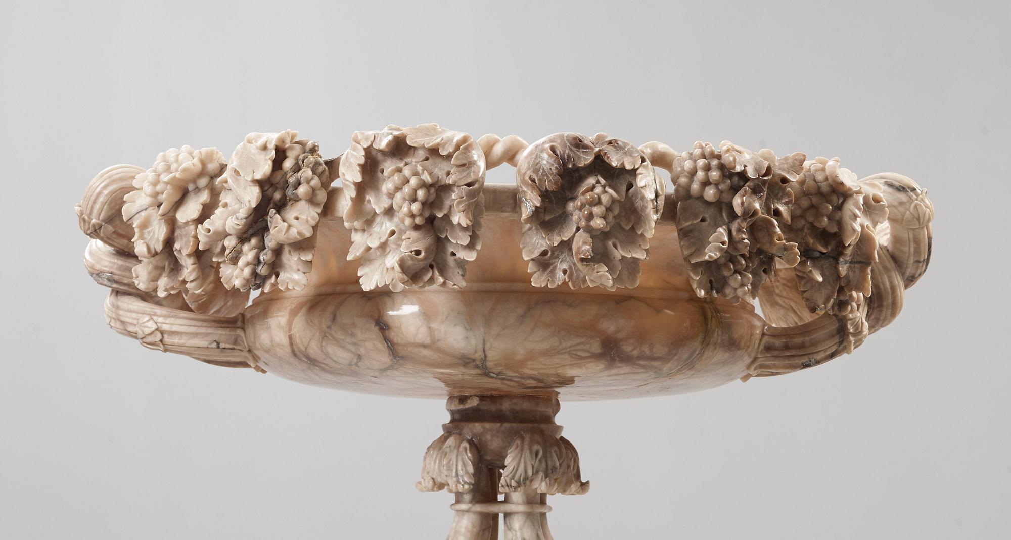 URNA, på sockel. Troligen Italien, 1800-talets andra hälft.