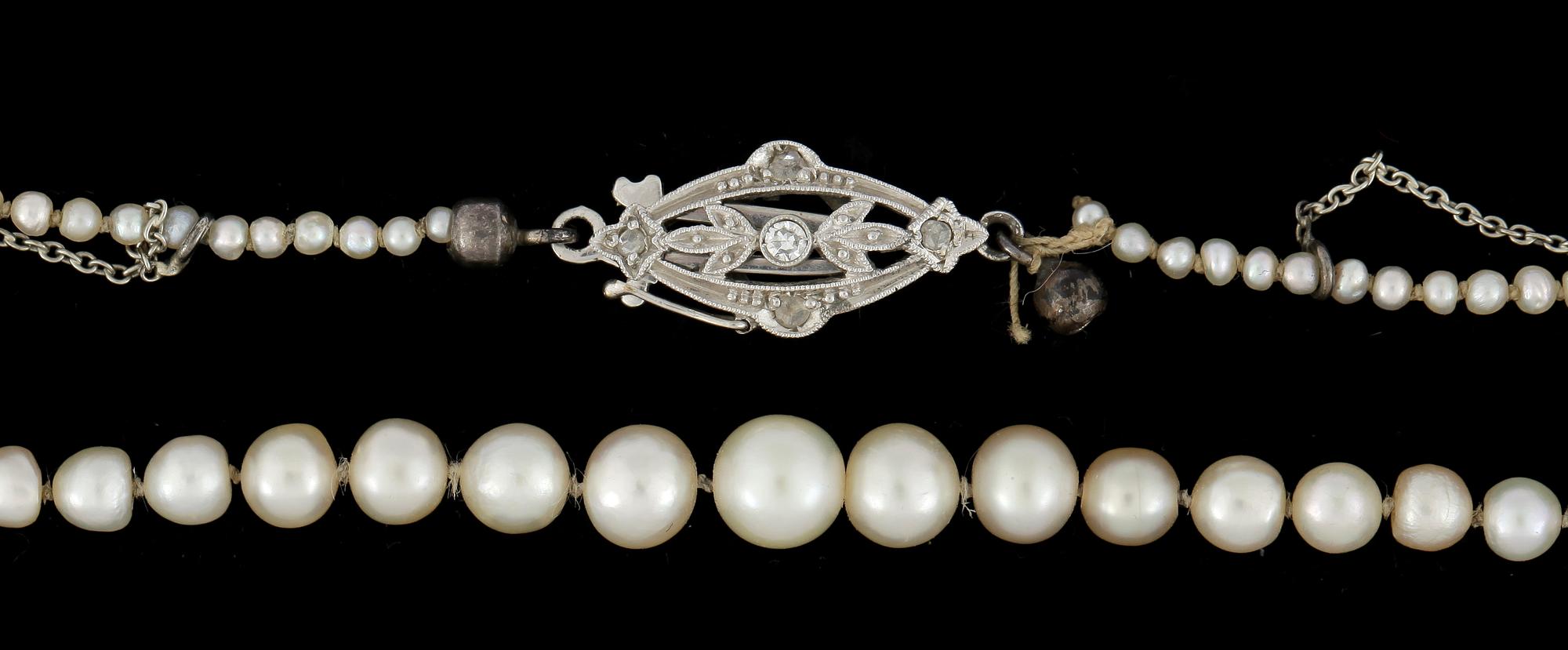 COLLIER, troligen orientaliska pärlor lås i 18k vitguld med diamanter.