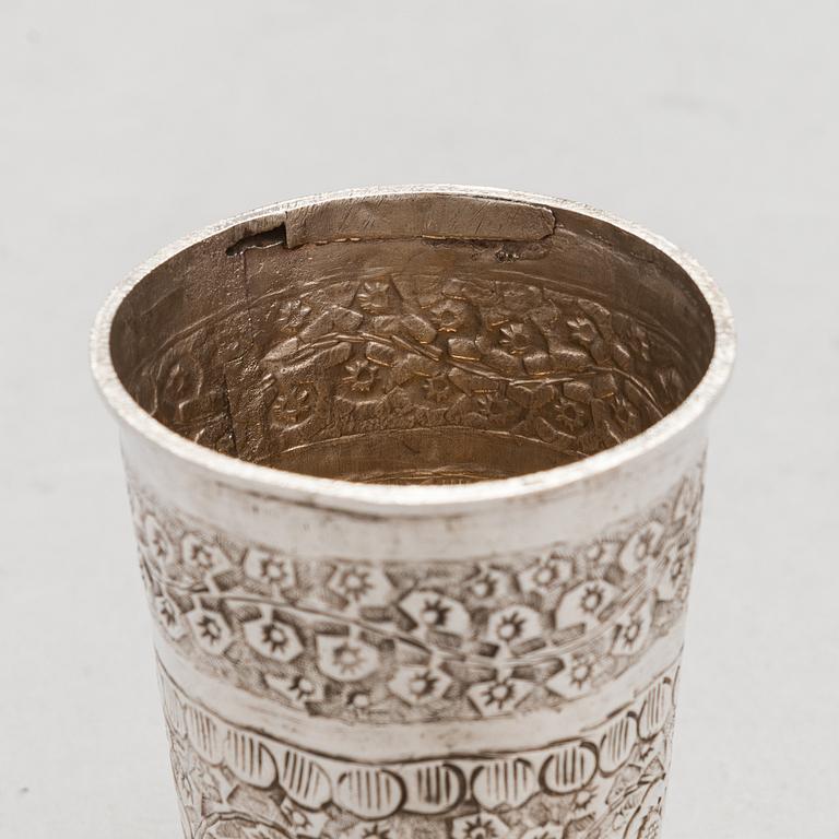 Silverföremål, 9 st: fat, tre servettringar och fem bägare, sannolikt Indien, 1900-tal.