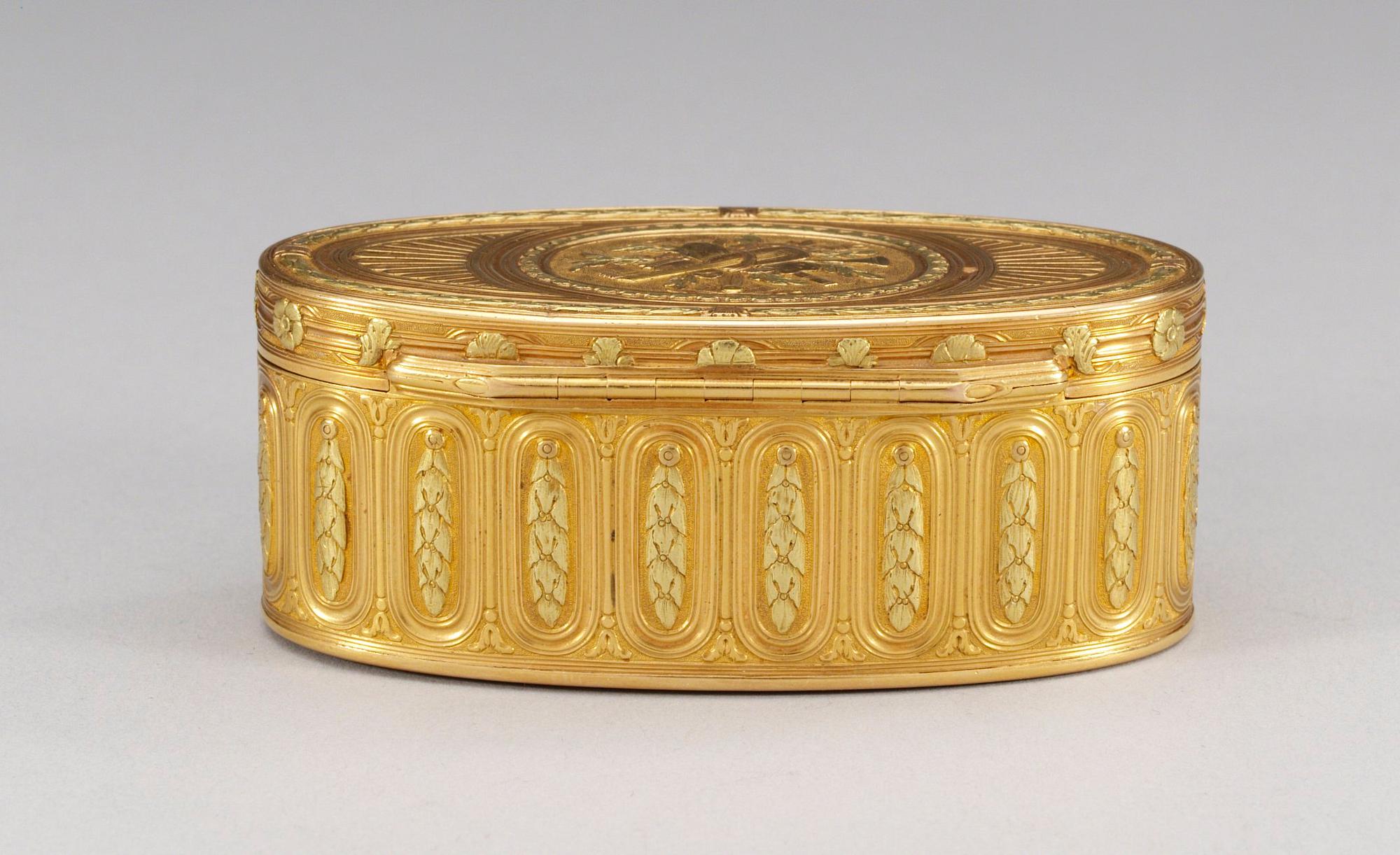 DOSA, guld 20k, en deux couleurs, oläslig mästarstämpel, Paris, kontrollör Julien Alaterre 1768-1774.