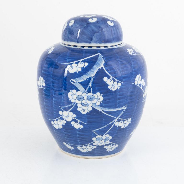 A Chinese porcelain urn with cover, 20th Century.