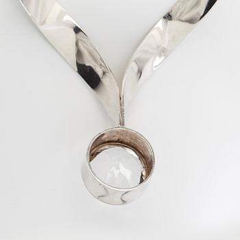 Kaulaketju ja rannekoru, viistehiotut vuorikristallit, hopeaa, Kaunis Koru 1972.